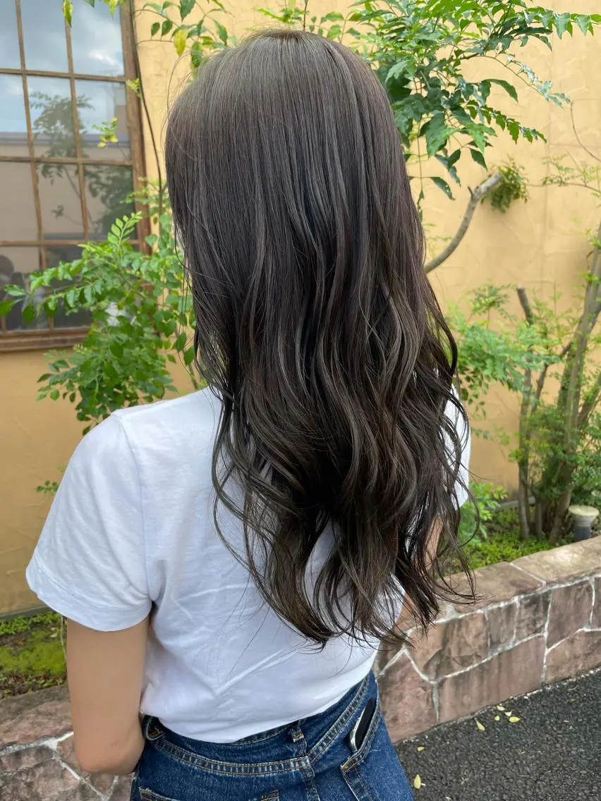 ロング カラー オリーブカラー 川元 汐音のヘアスタイル