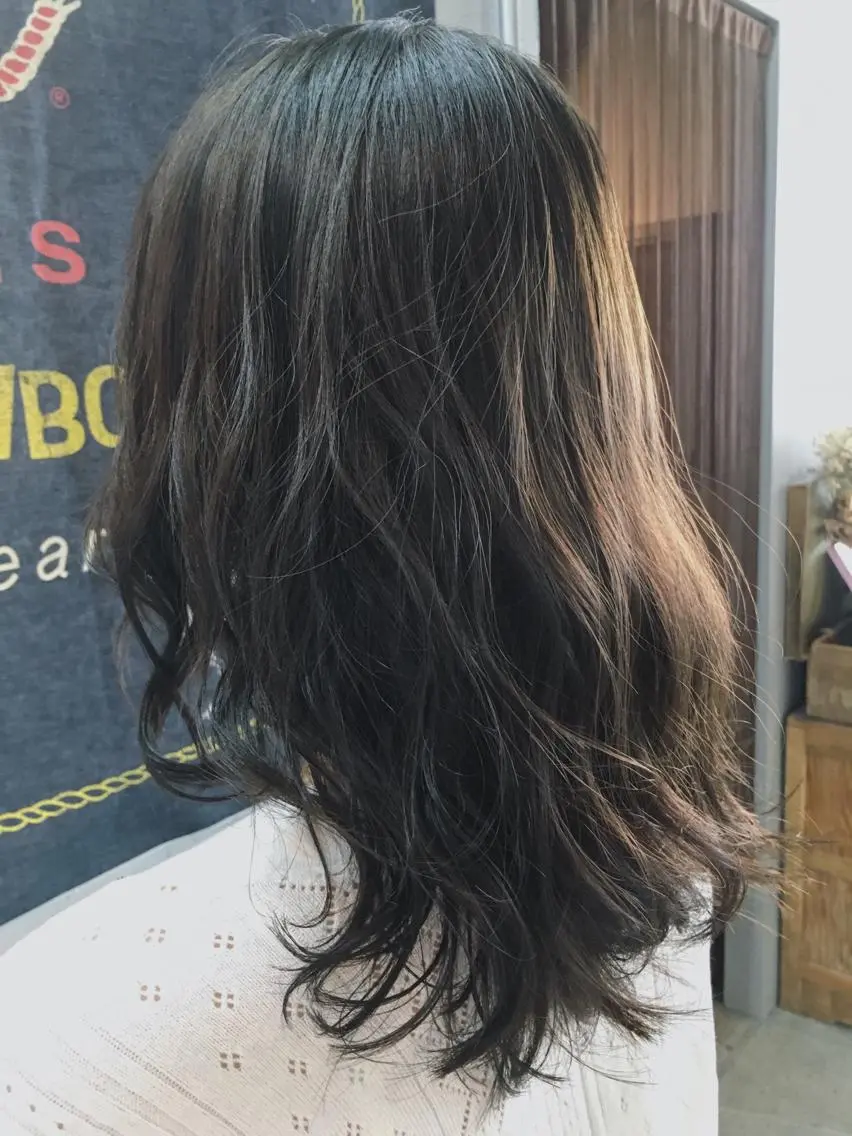 セミロング カラー パーマ アッシュ ブリーチ ブルーカラー ブルーアッシュ ブリーチなしカラー 代表 中島貴志のヘアスタイル
