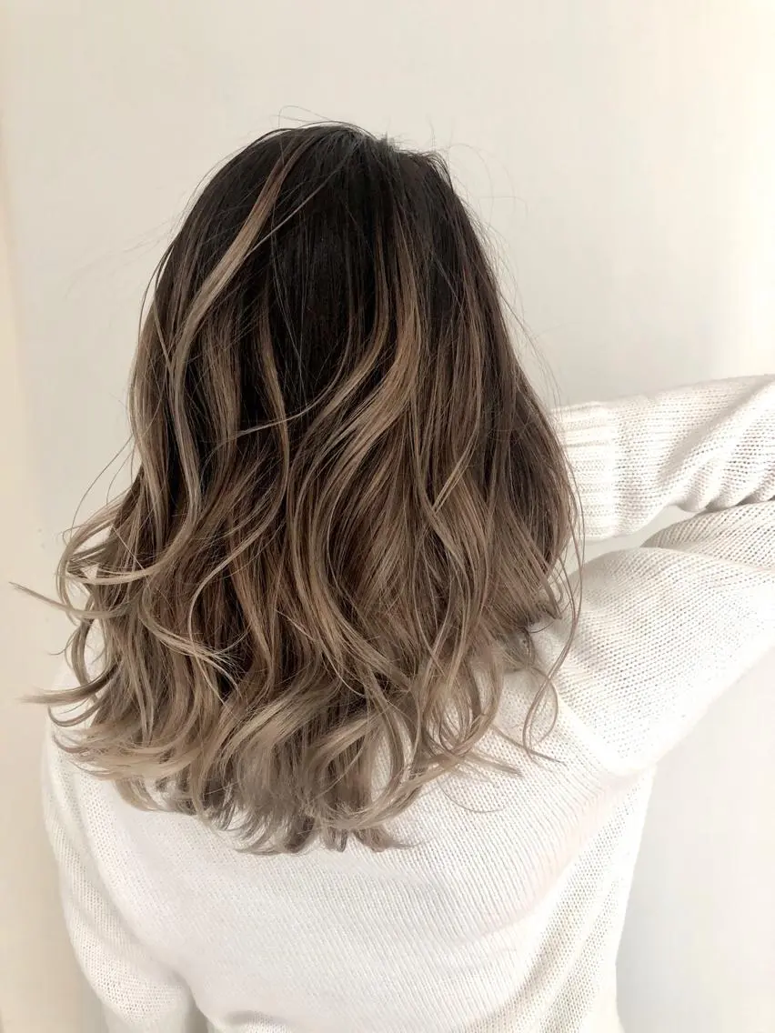 セミロング カラー バレイヤージュ ベージュカラー デザインカラー グラデーションカラー レイヤーカット 美髪カラー✨本間 貴広のヘアスタイル