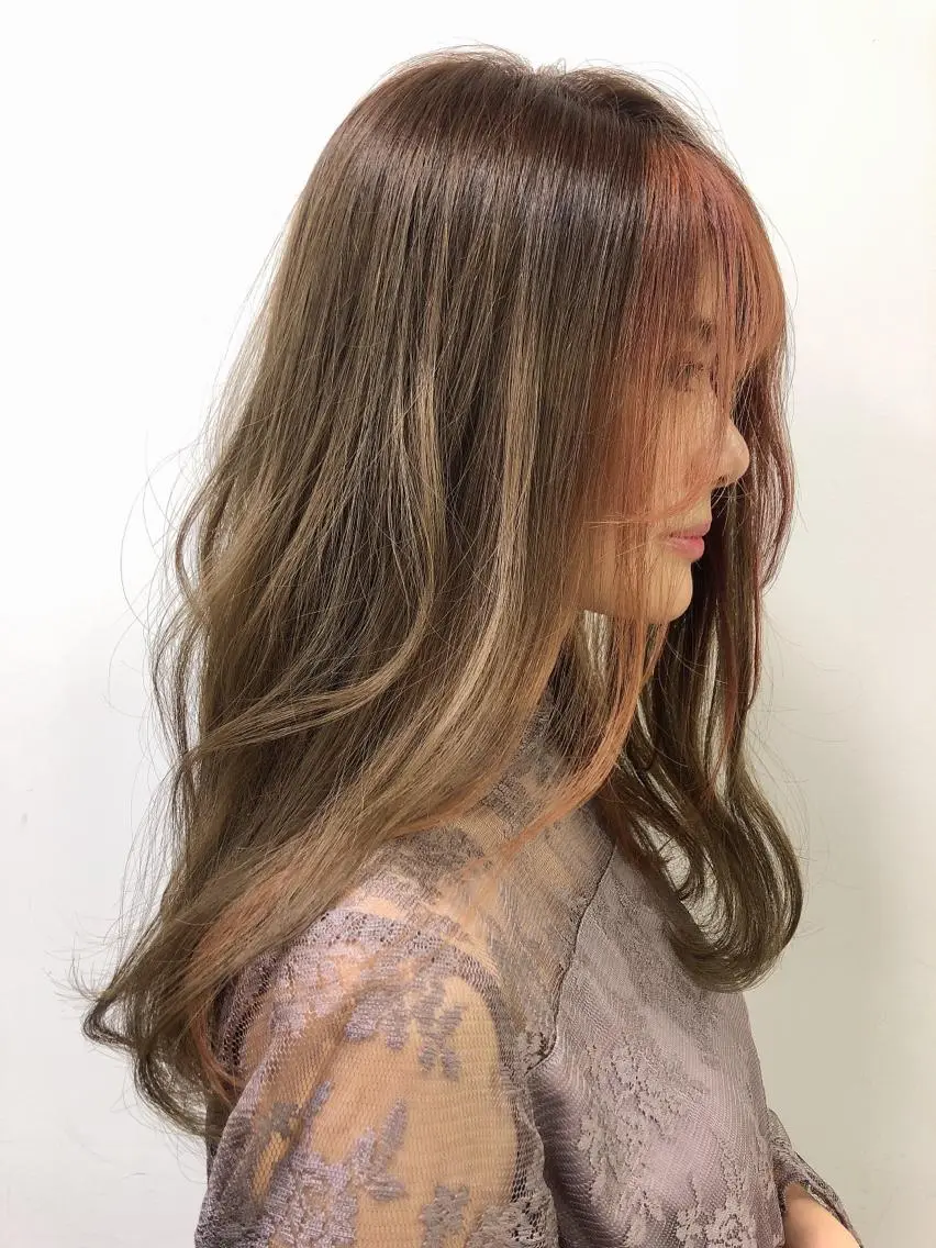セミロング カラー サワタ ミサのヘアスタイル