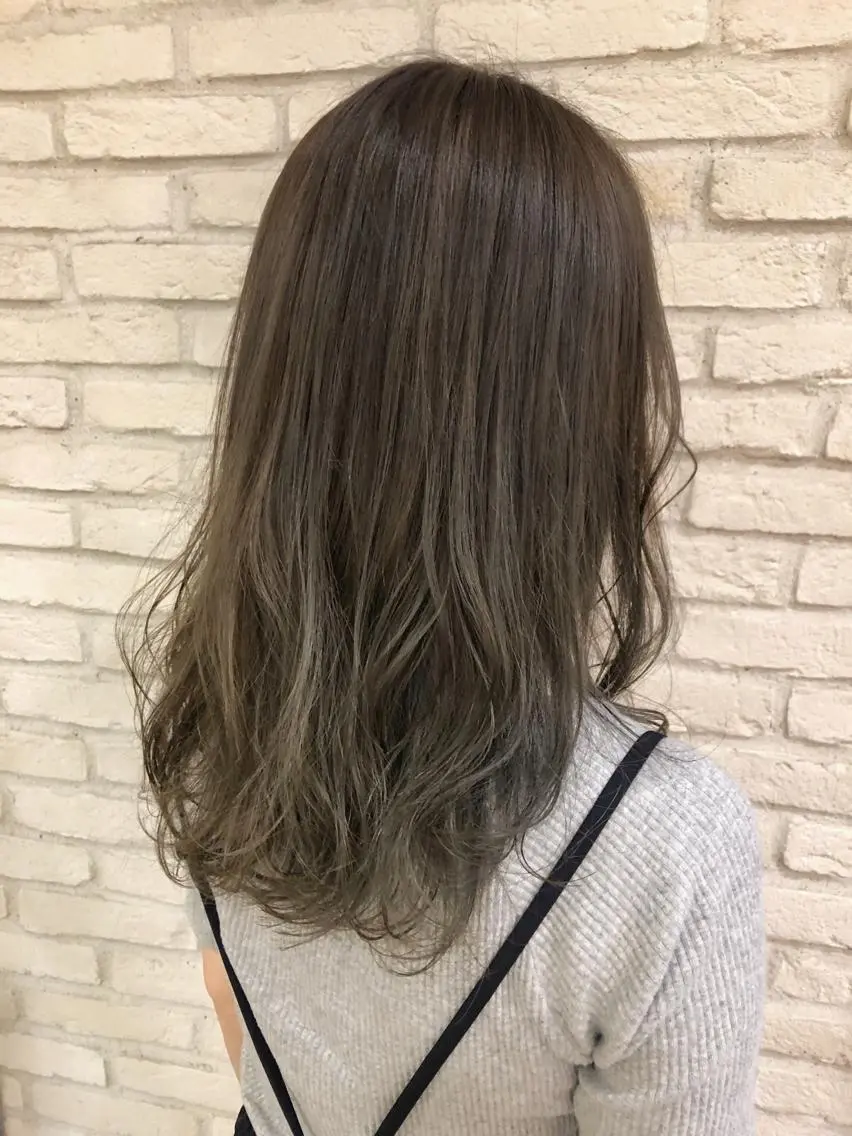 ロング カラー グラデーションカラー グレージュ 大平 美沙のヘアスタイル