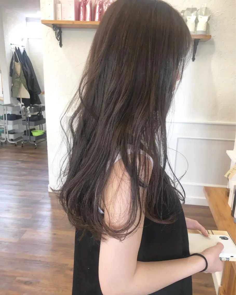 ロング カラー アッシュ ベージュカラー ヘアカラー トリートメント 江原 彩華のヘアスタイル