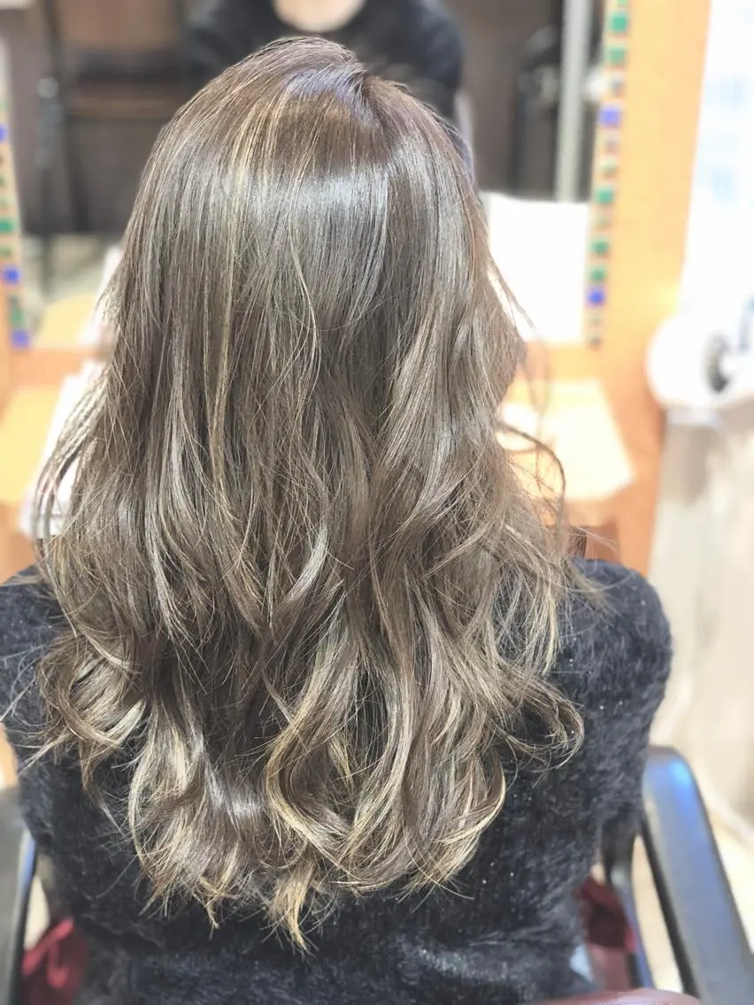 ロング カラー グレージュ ハイライトカラー ハイライト 100%髪質改善特化 TRUNSのヘアスタイル