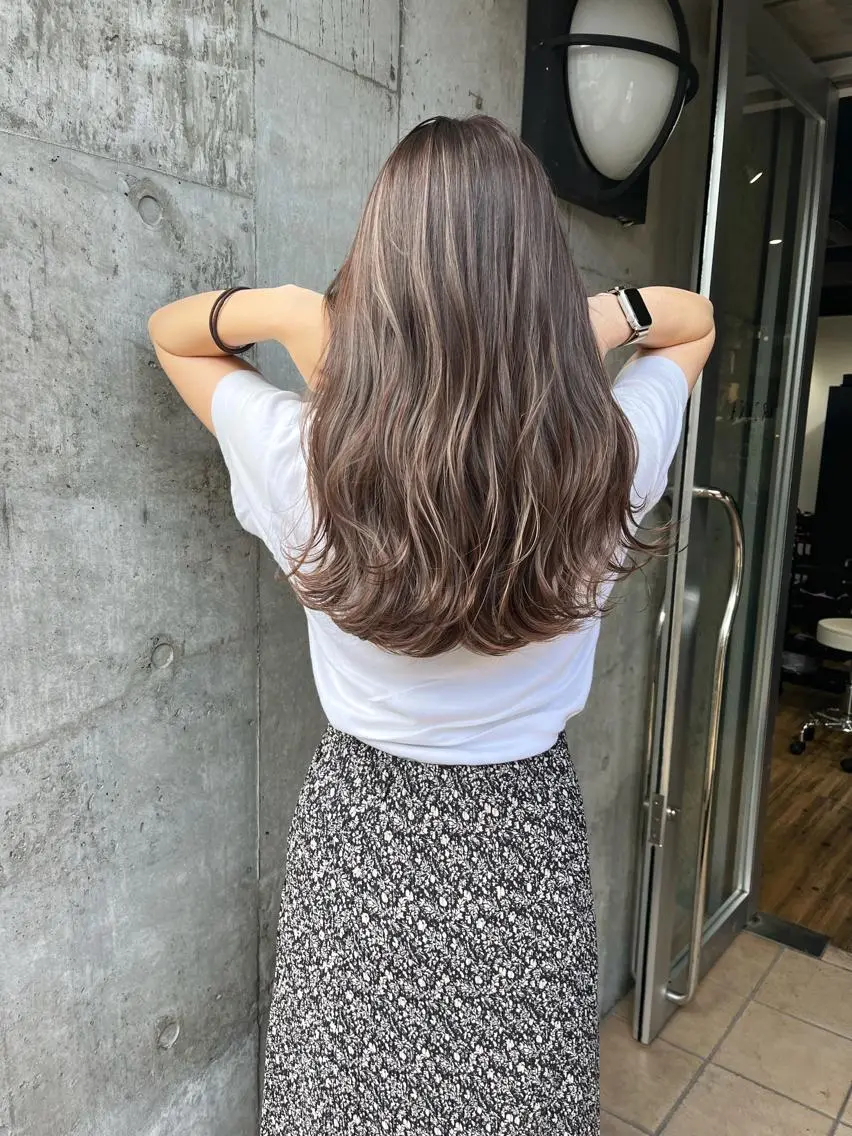 ロング カラー ベージュカラー ハイライトカラー ミルクティーベージュ ハイライト ヘアカラー トリートメント ミルクティーベージュ ブリーチ 店長 清水のヘアスタイル