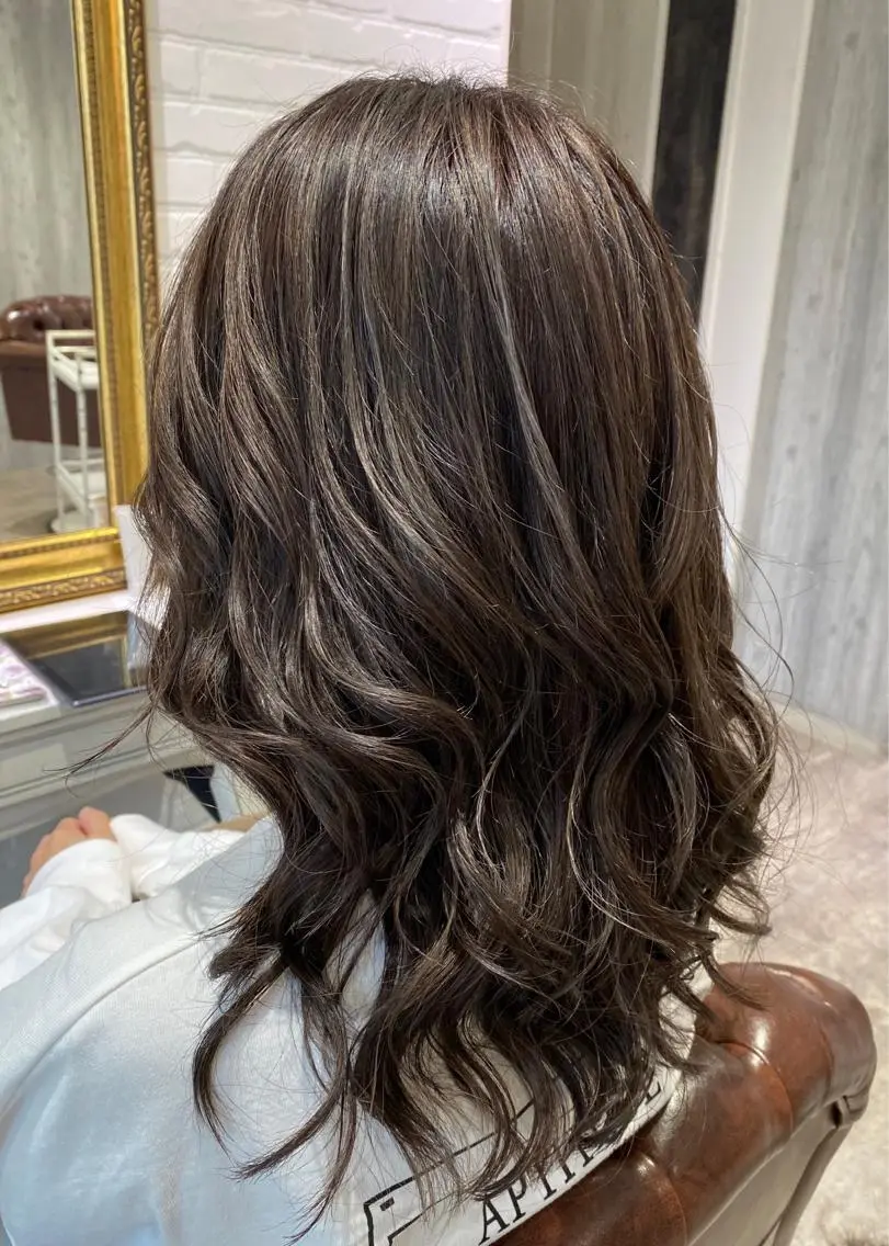 セミロング カラー グレージュ ハイライトカラー ハイライト Renatus店長 金子裕美のヘアスタイル