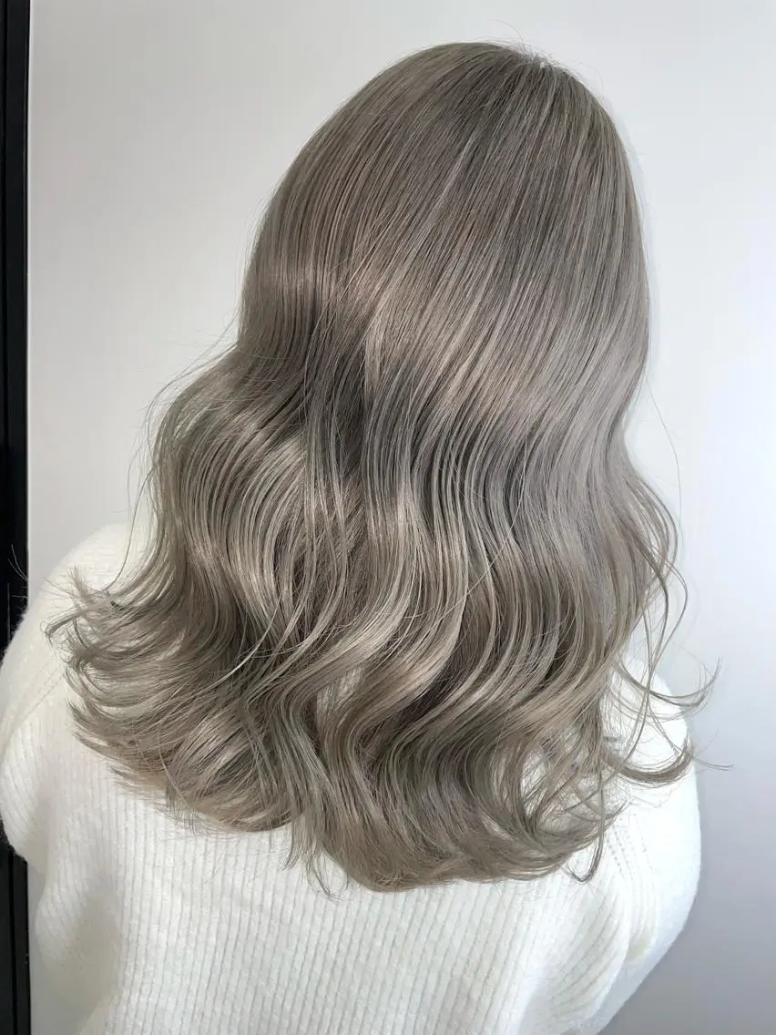 セミロング カラー ブリーチ 佐藤 まいらのヘアスタイル