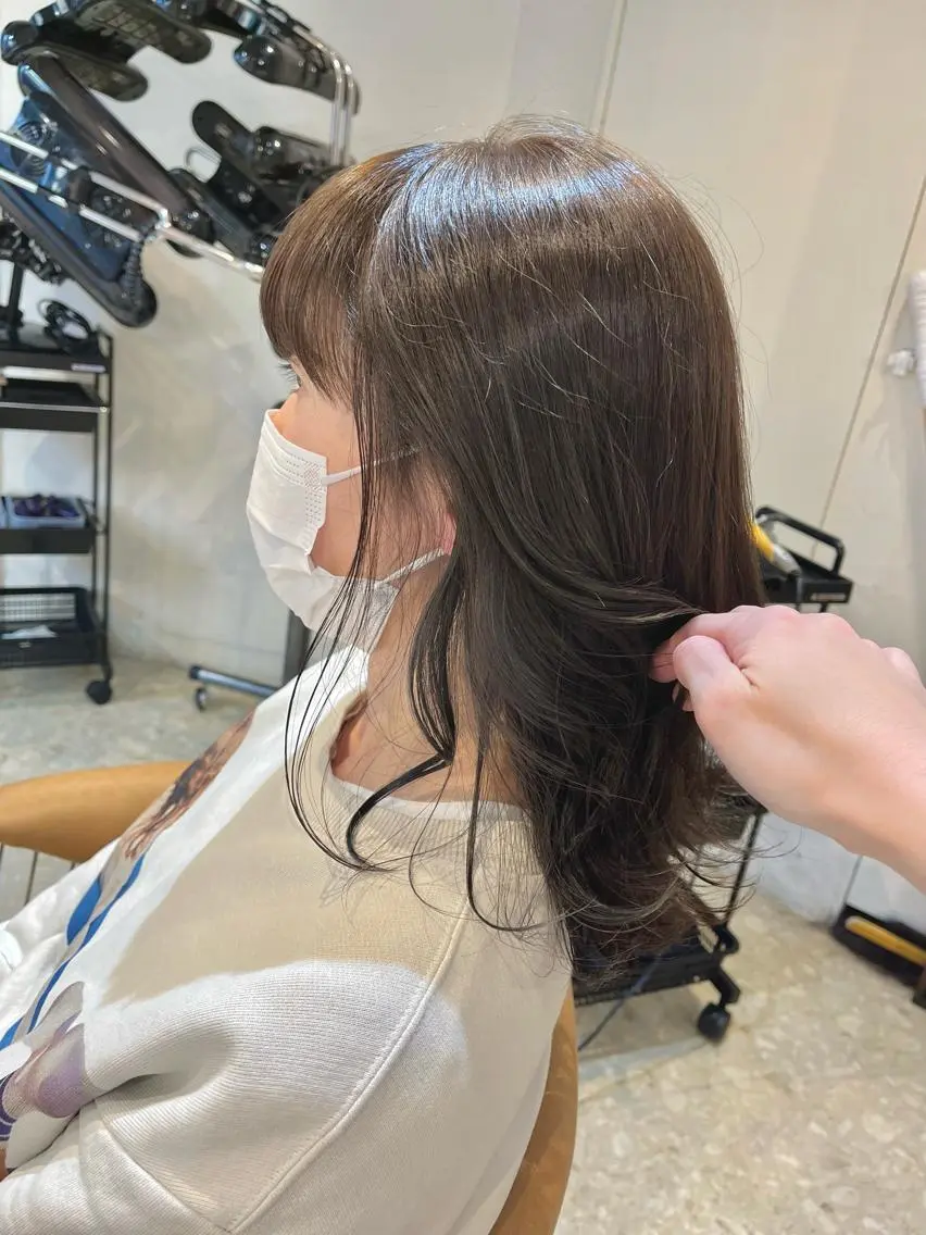 ミディアム カラー イヤリングカラー ヘアカラー トリートメント うしだ かおるのヘアスタイル