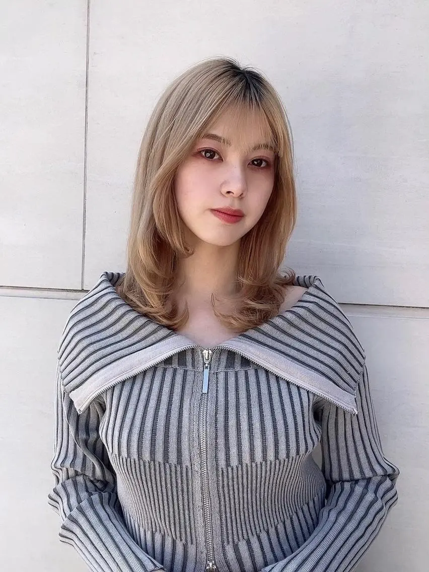 カラー 韓国🇰🇷トレンド レイヤーカット🩶のヘアスタイル