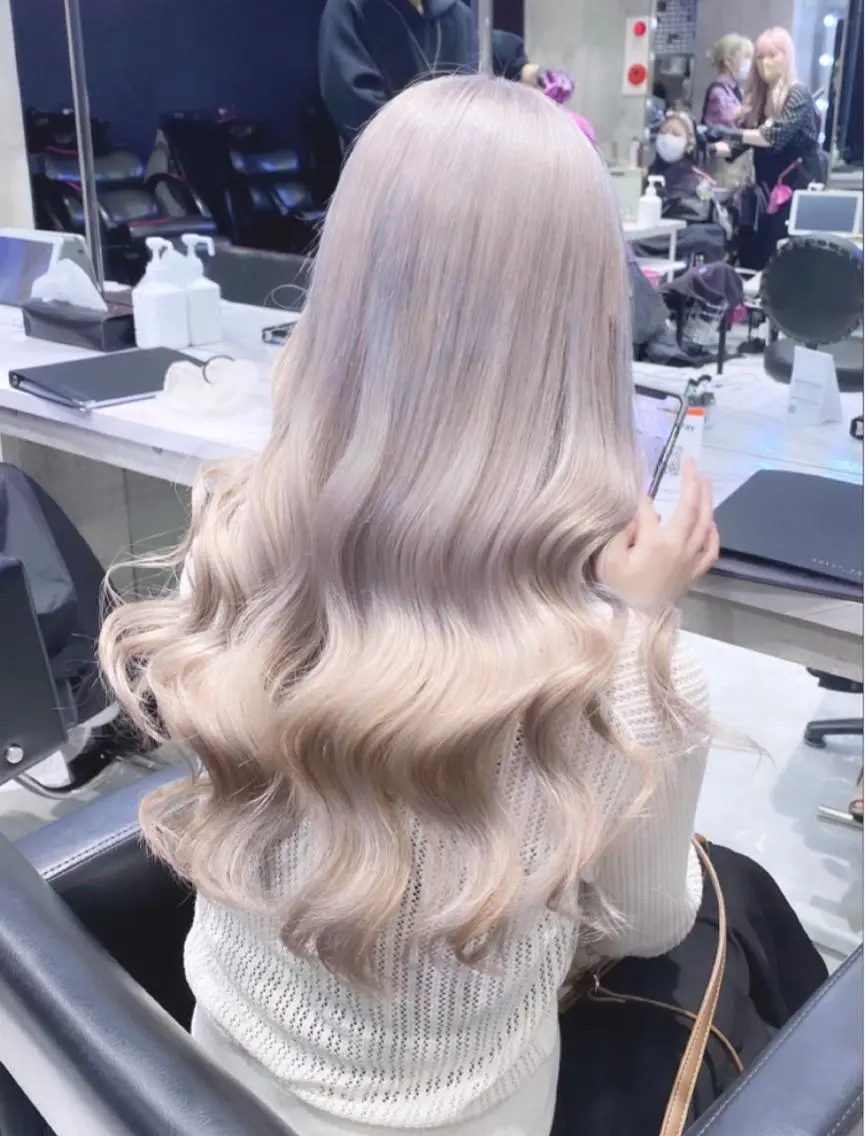 ロング カラー パーマ ヘアアレンジ メンズ キッズ ネイル マツエク・マツパ アイブロウ ベージュカラー ミルクティーベージュ ホワイトミルクティーベージュ ホワイト 🎀ハイトーンNo .1🩵NaGiSaのヘアスタイル