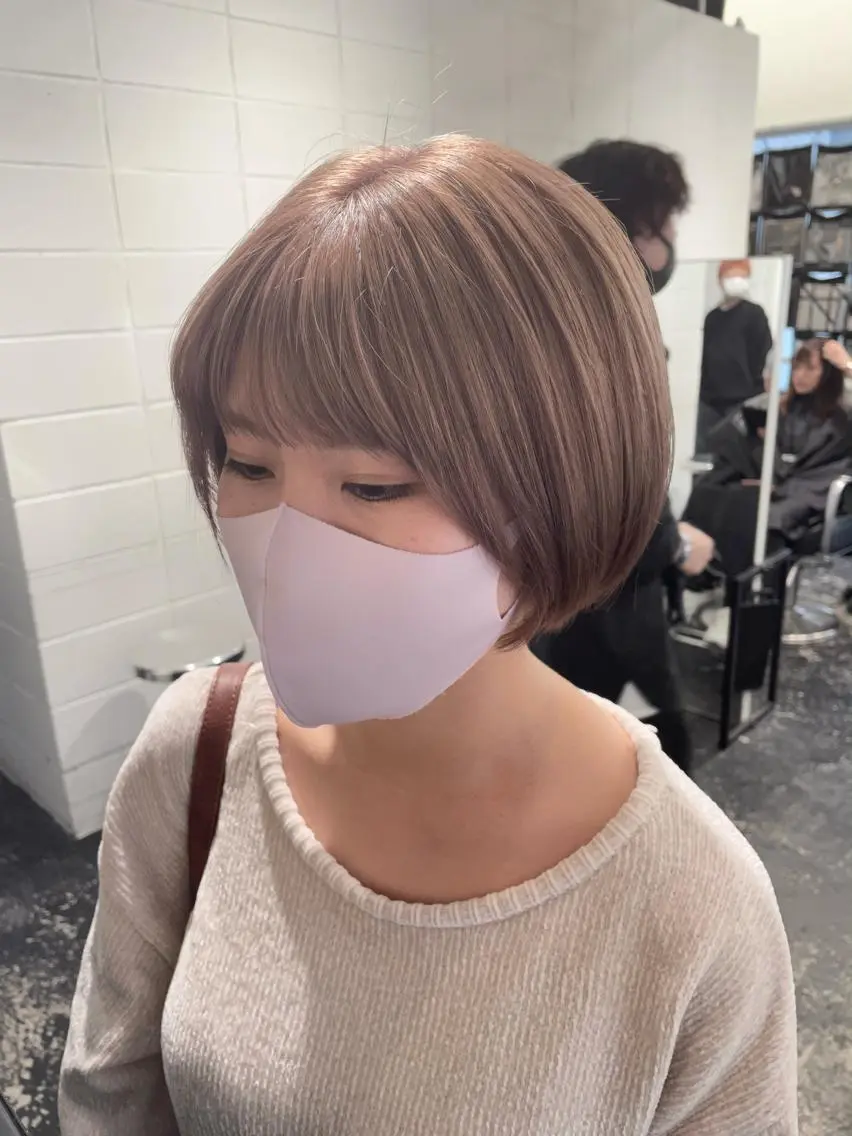 ショート カラー ヘアアレンジ ベージュカラー ブリーチ ミルクティーベージュ カット ヘアカラー トリートメント 艶ハイトーン/ヘア アレンジAYAKAのヘアスタイル