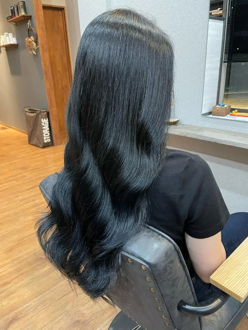 ロング カラー 黒髪 ブルーカラー ブルーブラック ヘアカラー トリートメント 鵜飼 真伍のヘアスタイル
