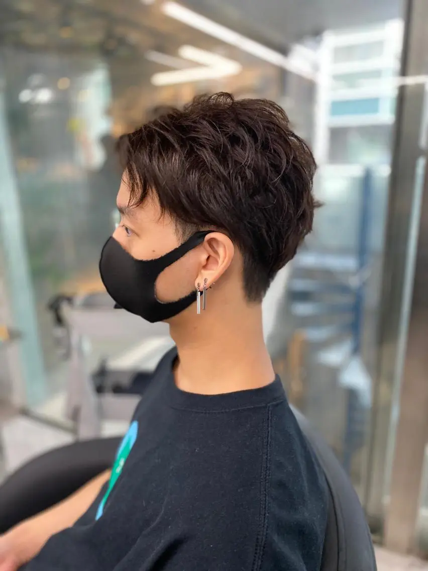 ショート メンズ メンズバレイヤージュ センターパート メンズハイライト メンズインナーカラー マッシュ 原宿アンリ 山下卓也のヘアスタイル
