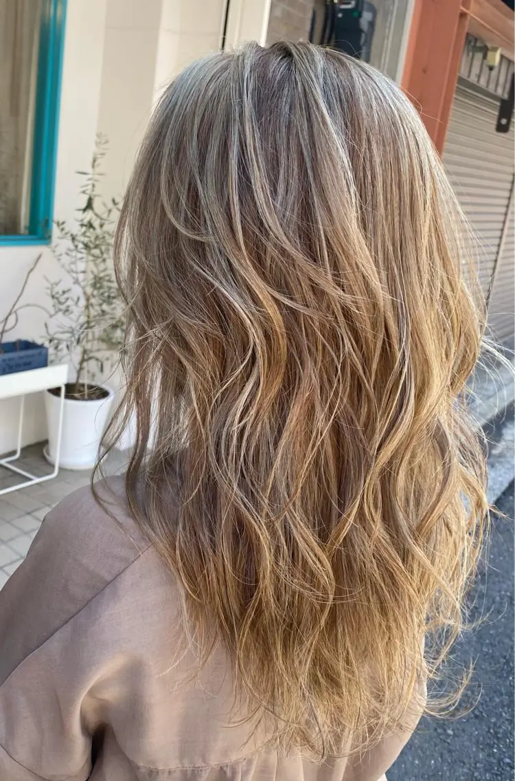 ロング カラー ハイライトカラー ハイライト 齊藤 萌香のヘアスタイル