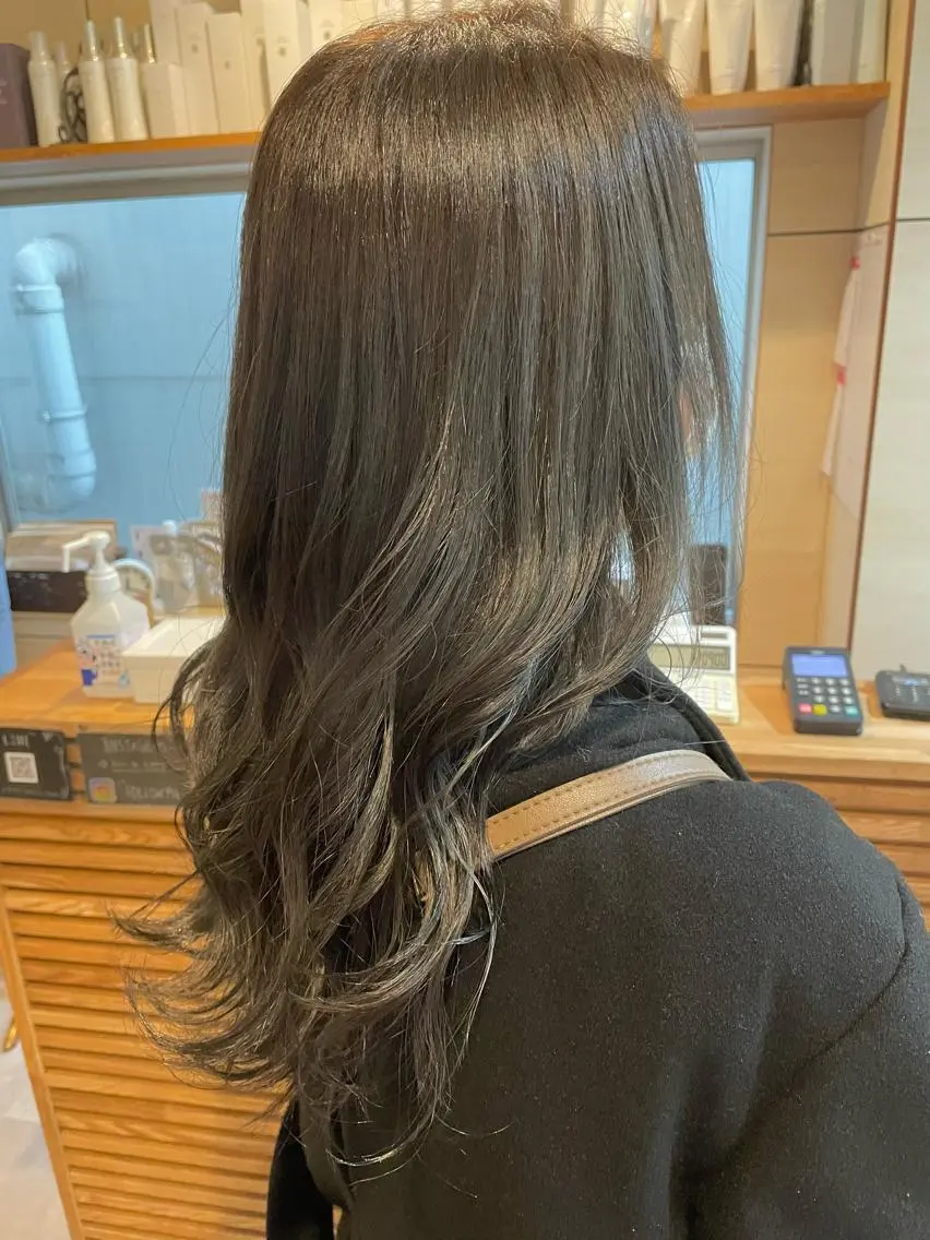 セミロング カラー グレージュ カット ヘアカラー トリートメント クワハラ イオリのヘアスタイル