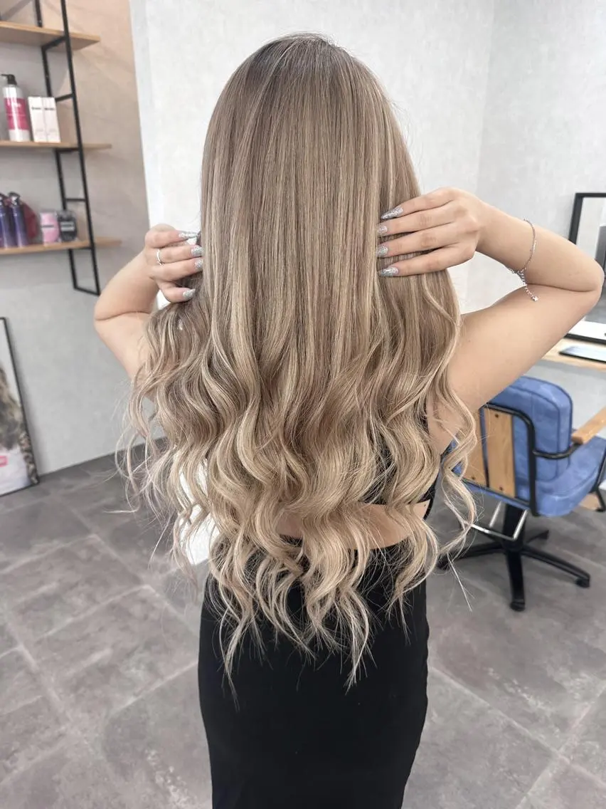 ロング ヘアアレンジ カラー ハイトーン カラーのヘアスタイル