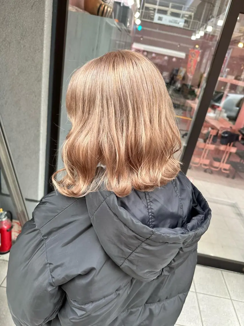 セミロング カラー ブリーチ特化🌈 MANATOのヘアスタイル