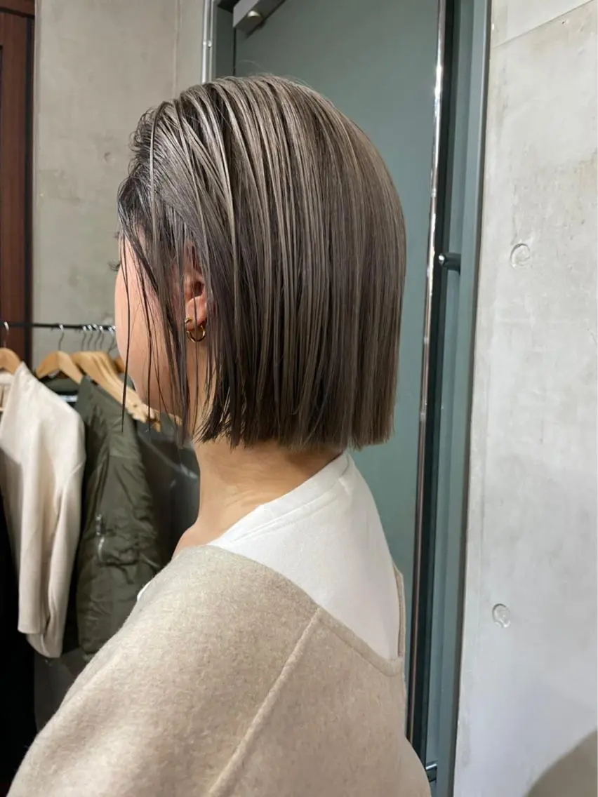 ミディアム カラー グレージュ SALTWATER AYARIのヘアスタイル
