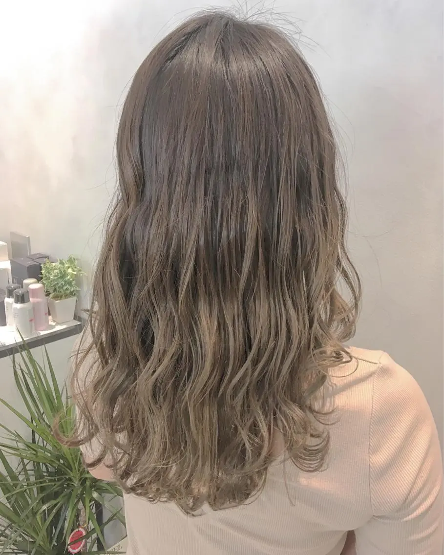 ロング カラー ベージュカラー ブロンド ブロンドベージュ グラデーションカラー ヘアカラー トリートメント エグチ アキラのヘアスタイル