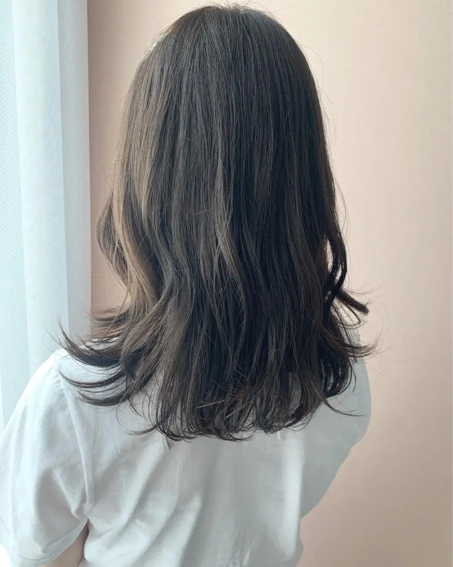 セミロング カラー アッシュ 透明感カラー シルバー hubhair レイヤー/透明感のヘアスタイル
