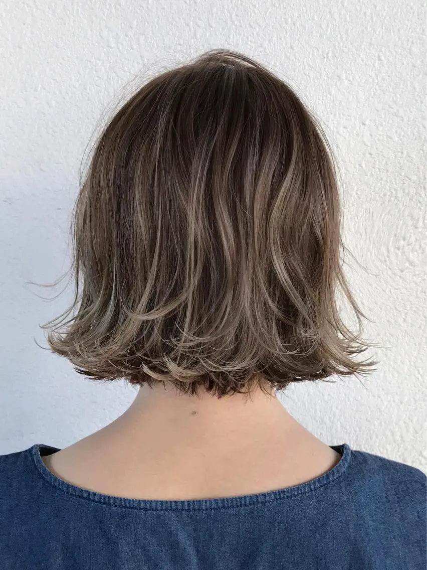 ショート カラー グレージュ ハイライトカラー ボブ ハイライト 外ハネヘア ボブ・レイヤーカット 吉敷航一のヘアスタイル