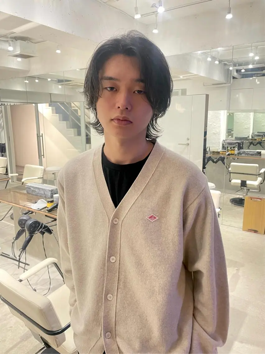ミディアム パーマ メンズ ミディアムパーマ メンズバレイヤージュ メンズブリーチ センターパート フェードカット カット パーマ トリートメント スパイラルパーマ 🌐hina⭐️のヘアスタイル