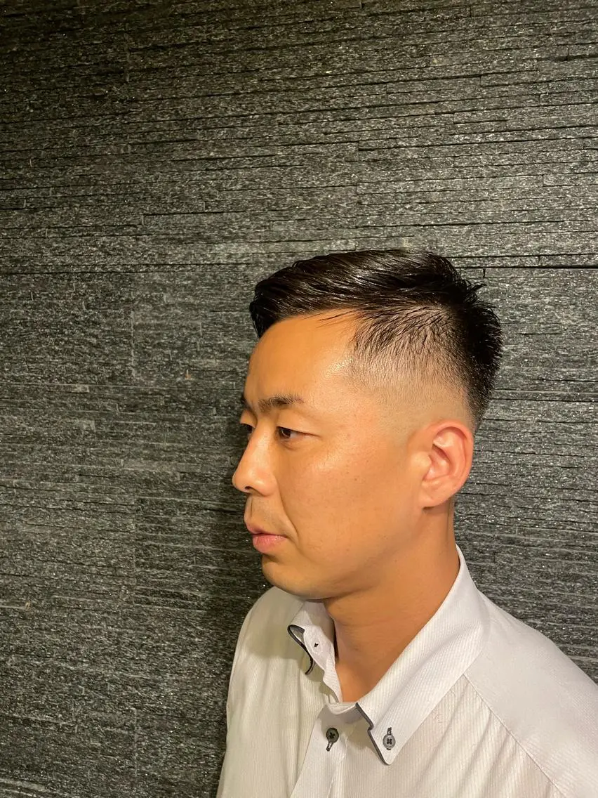 ショート プレ銀 女性スタッフのヘアスタイル