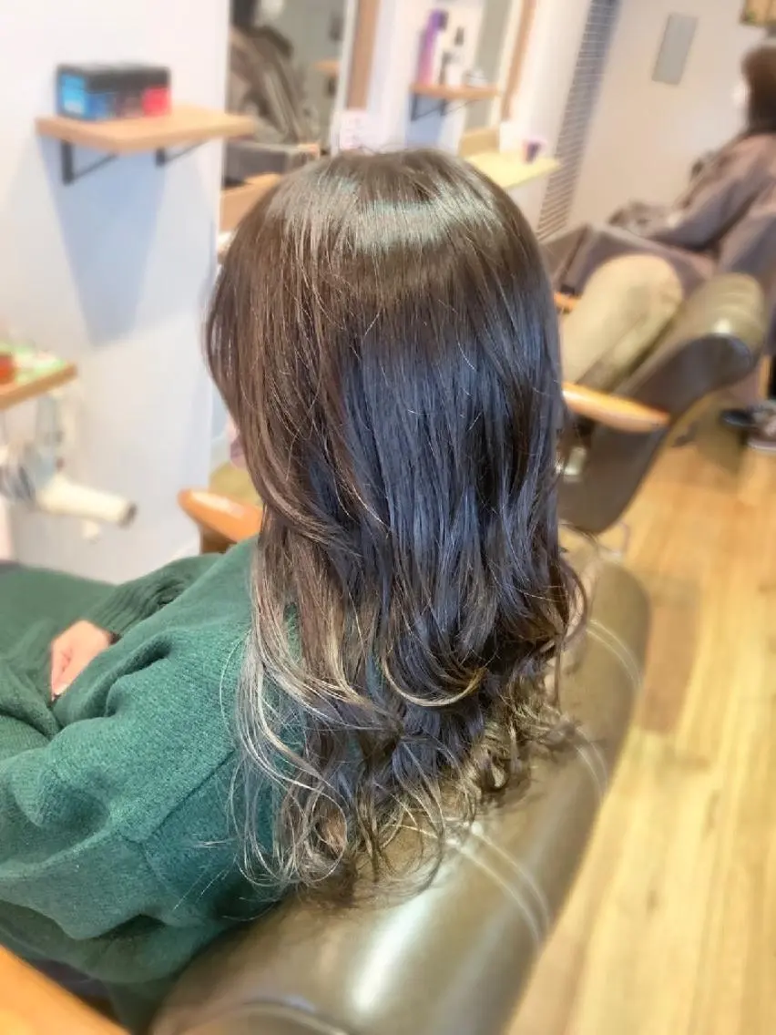 カラー ロング ブリーチ グレージュ シルバー 堀 望美のヘアスタイル
