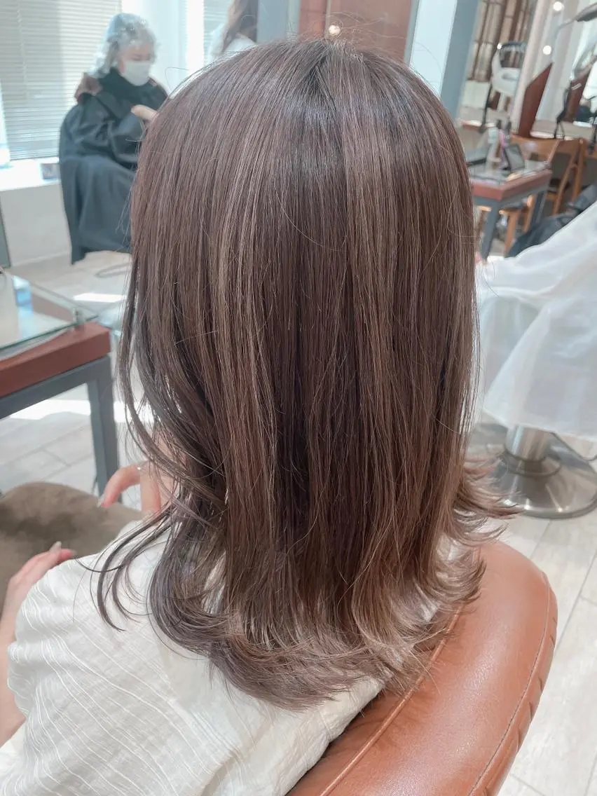 ミディアム カラー グレージュ ハイライトカラー モカグレージュ ハイライト カット ヘアカラー トリートメント 🦖鶴岡 香純🦖のヘアスタイル