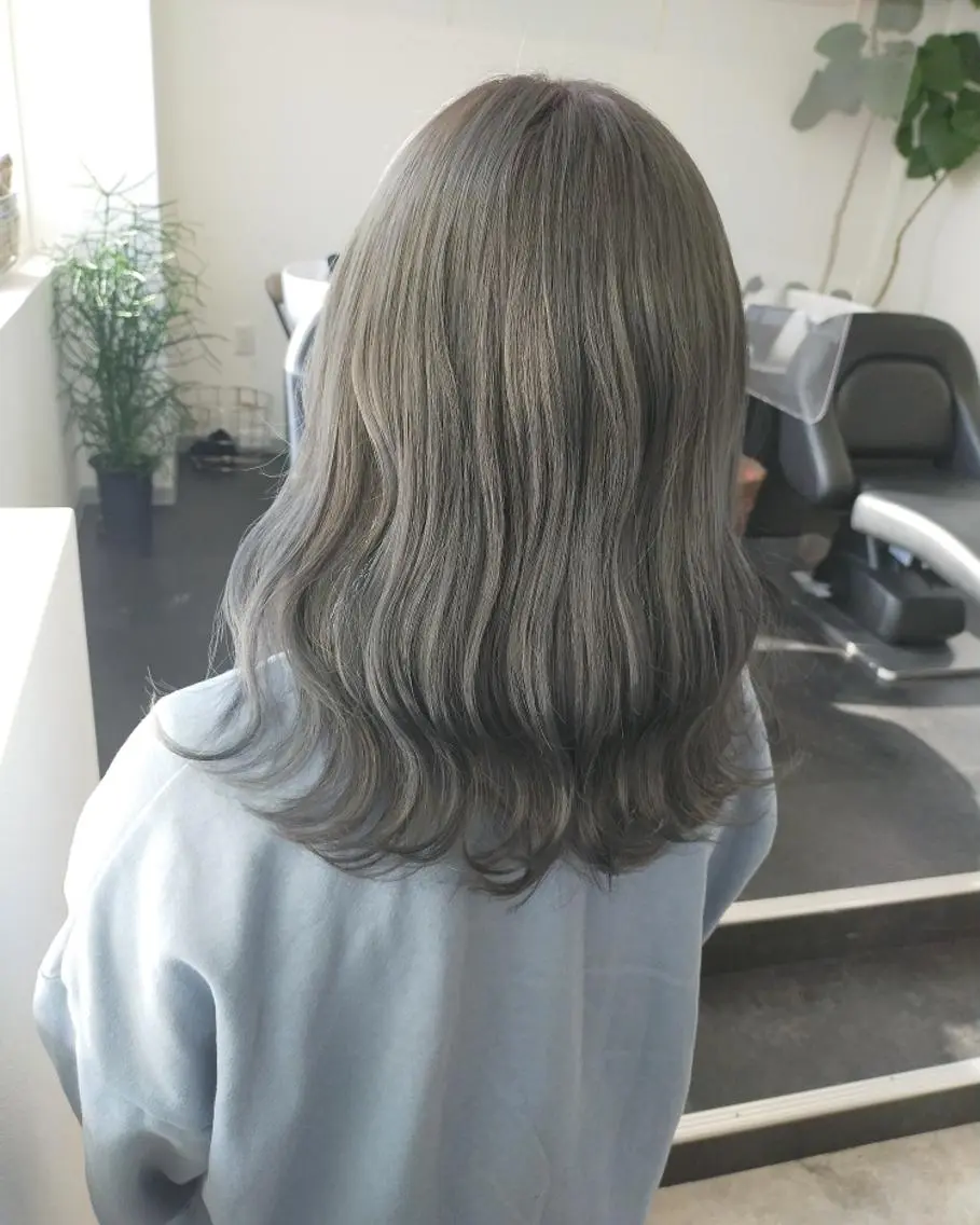 カラー セミロング RU RIのヘアスタイル