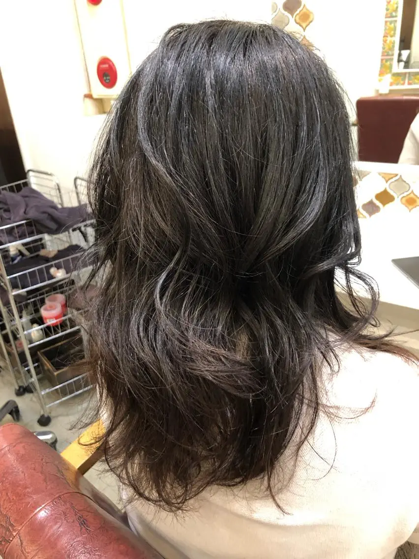 セミロング カラー アクアカラー ブルーカラー グレージュ 畠山 渚のヘアスタイル