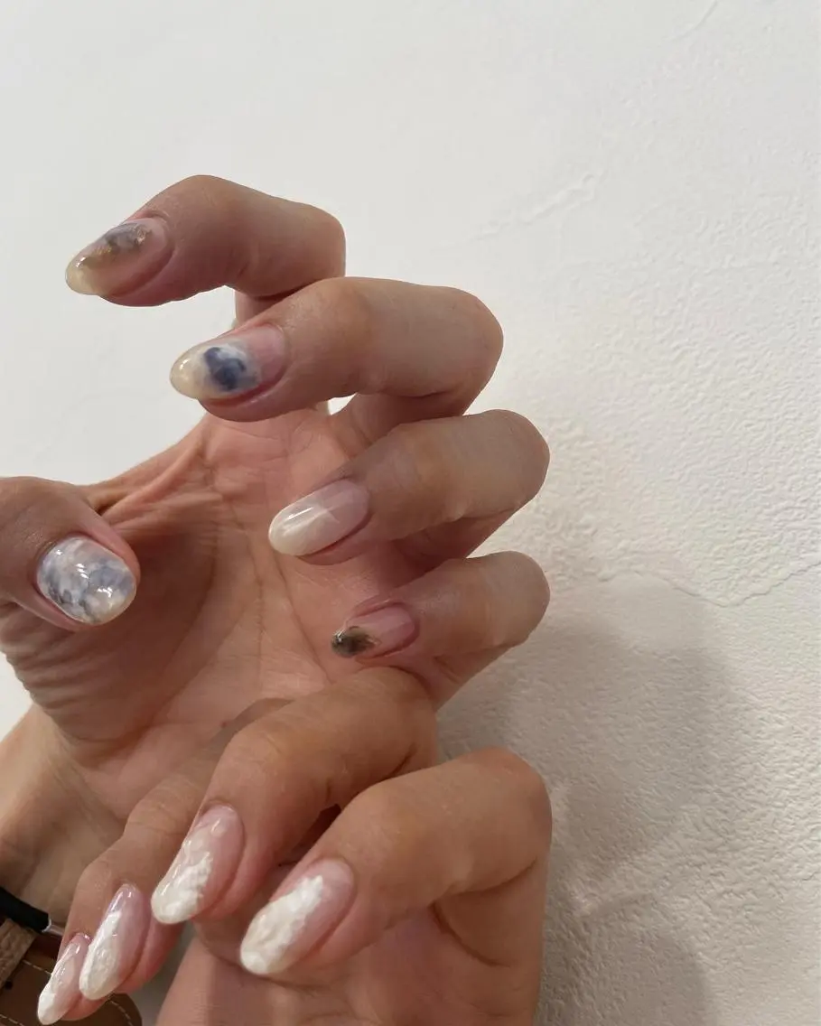ネイル ホワイト ハンドネイル フットネイル kiii.__ ✴︎*のネイルデザイン