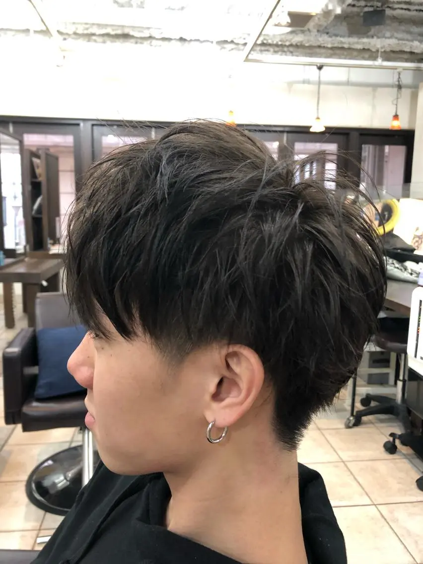 カラー メンズ マッシュ 刈り上げ カット ヘアカラー カ レラのヘアスタイル