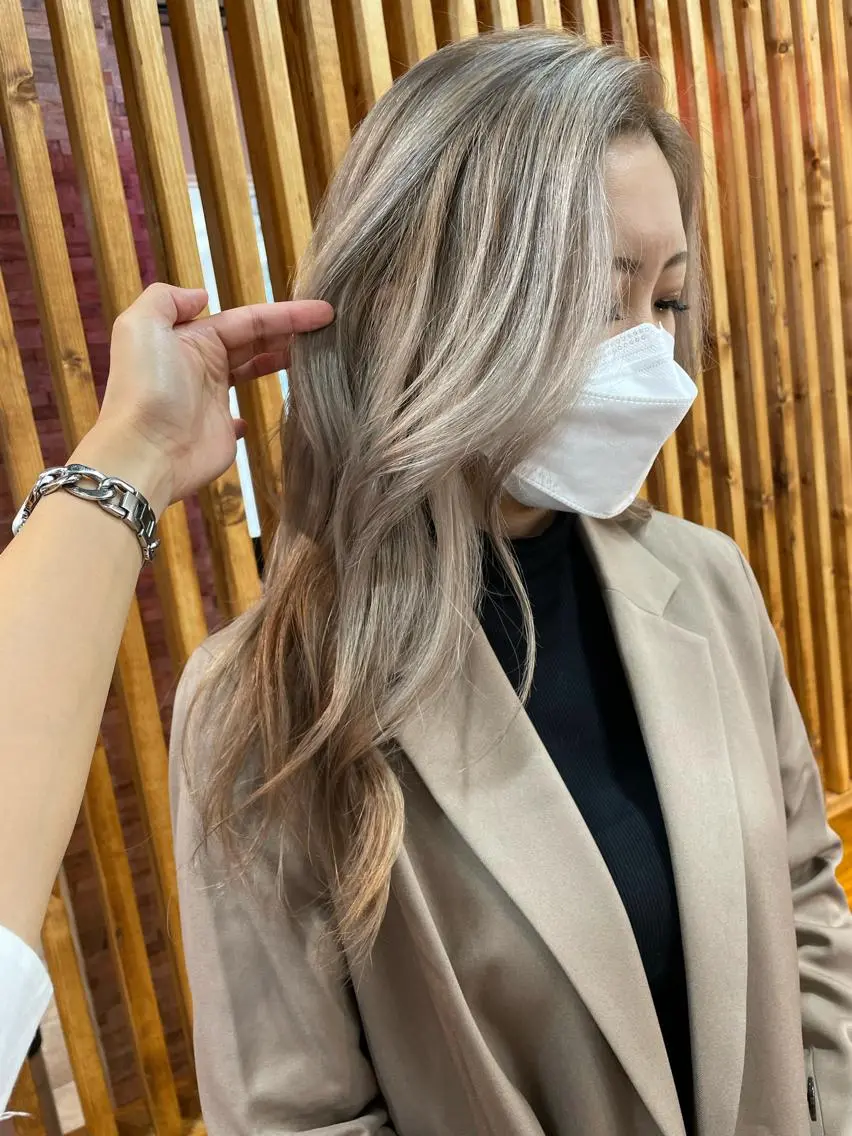 ロング カラー ベージュカラー ホワイトベージュ ヘアカラー YUI/ ブリーチカラー🌷のヘアスタイル