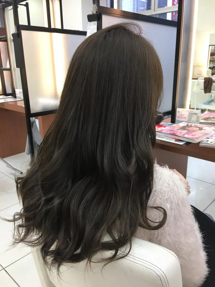 ロング アッシュ アッシュグレー ブリーチ/バレイヤ ージュ川端裕司のヘアスタイル