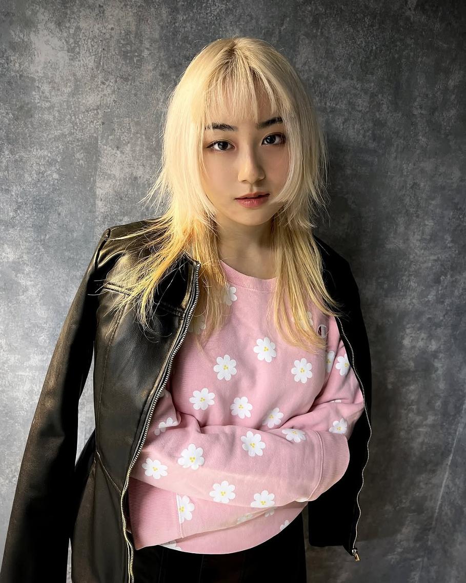 ミディアム カラー 抜きっぱなしブロンド レイヤーカット ウルフカット ウルフ/レイヤー /ブリーチ/心斎橋のヘアスタイル