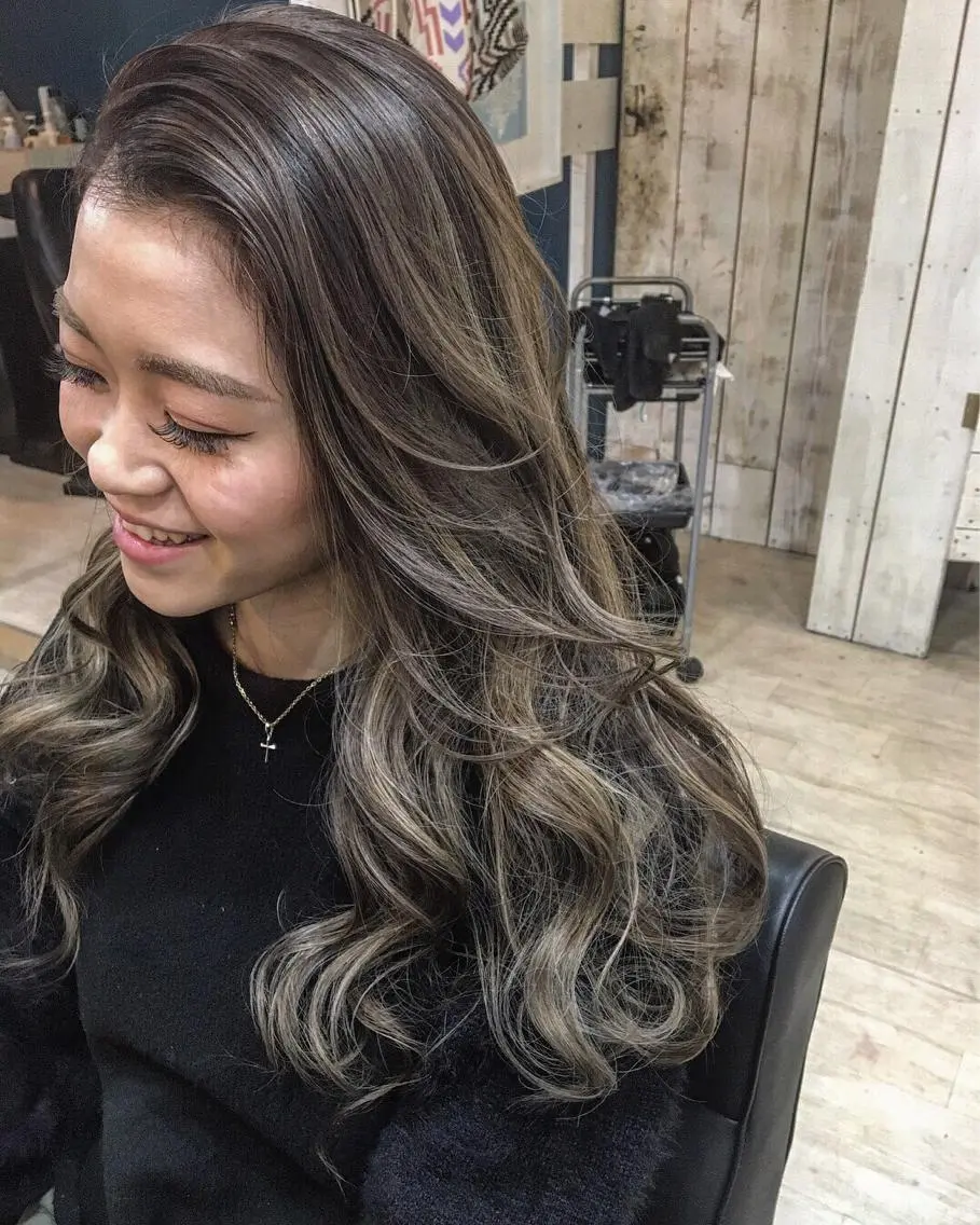 ロング ハイライト 鷺谷 玲奈のヘアスタイル