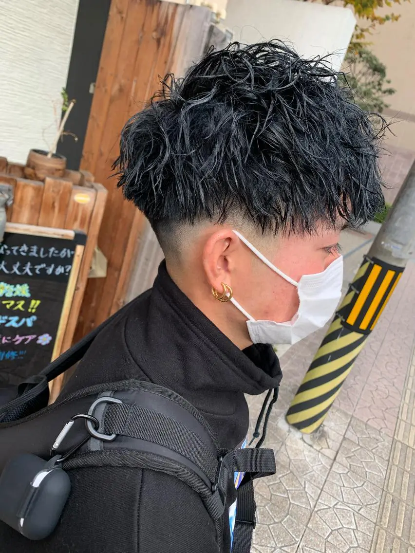カラー パーマ メンズ 黒髪 ブルーカラー ブルーブラック カット パーマ yoshi （髙橋）のヘアスタイル