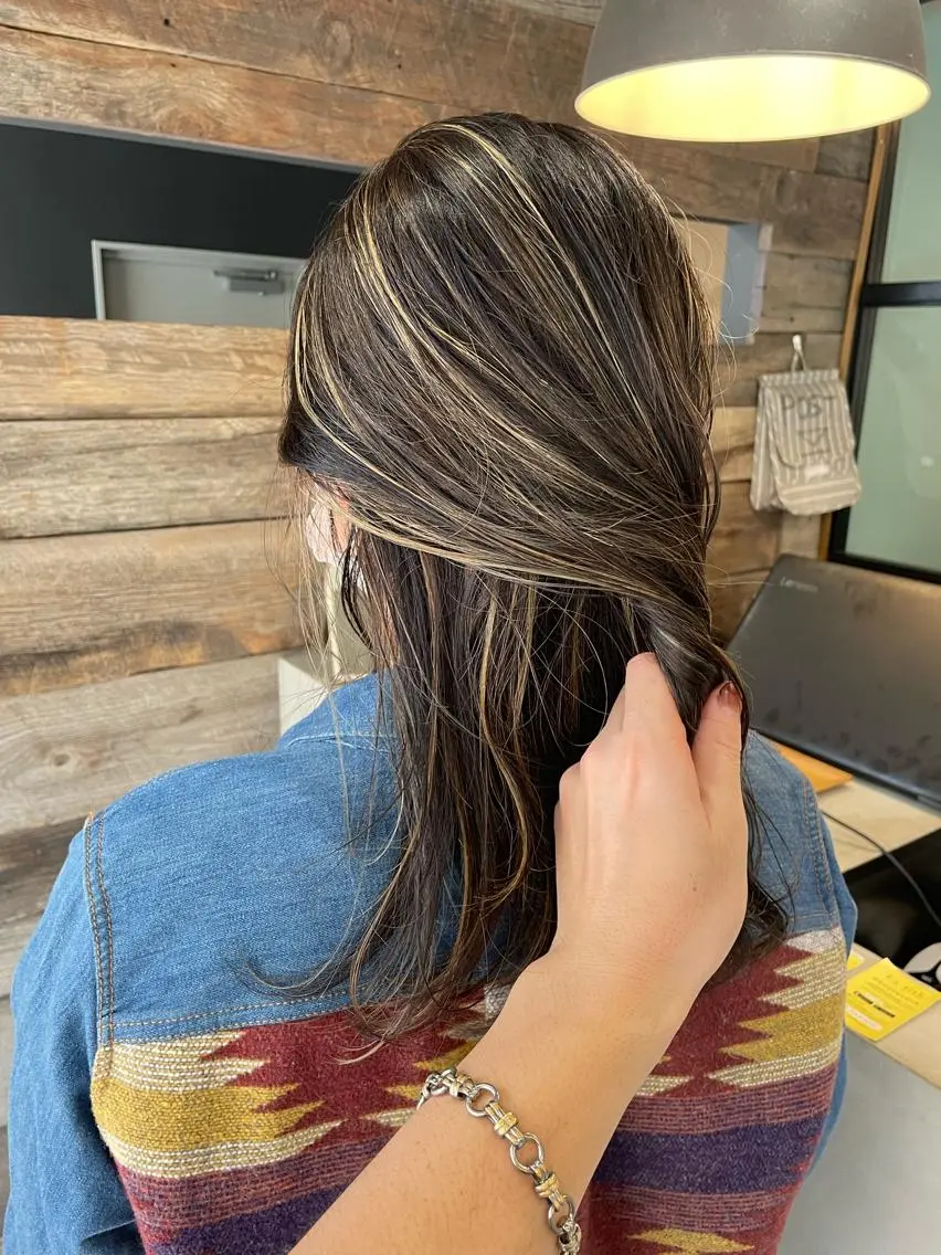 セミロング ハイライト andKおもろまち店 艶ダブルカラー✨のヘアスタイル