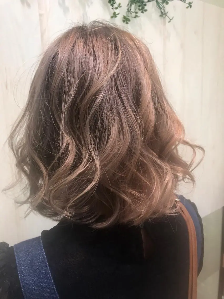 ミディアム カラー アッシュ ブリーチ ブロンド ヘアカラー トリートメント 奈良崎 和弘のヘアスタイル