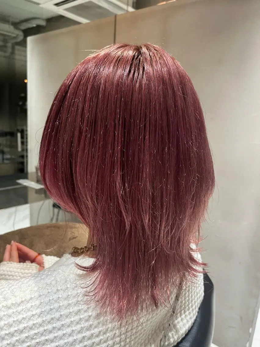 ミディアム カラー ベージュカラー ハイトーンカラー ピンクカラー ピンクベージュ ウルフカット ヘアカラー トリートメント ヘッドスパ ヘアセット カジュアルを女っぽく 𝗮𝘆𝗮𝗰𝗼のヘアスタイル