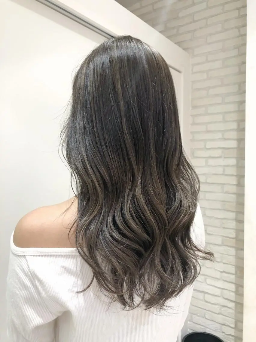 ロング カラー グレージュ ハイライトカラー ハイライト 大平 美沙のヘアスタイル
