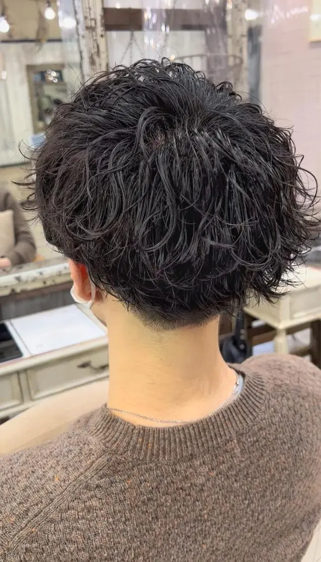 ショート パーマ メンズ メンズブリーチ センターパート フェードカット メンズハイライト メンズハイトーン カット パーマ ヘアセット メンズStylist 山根慧のヘアスタイル