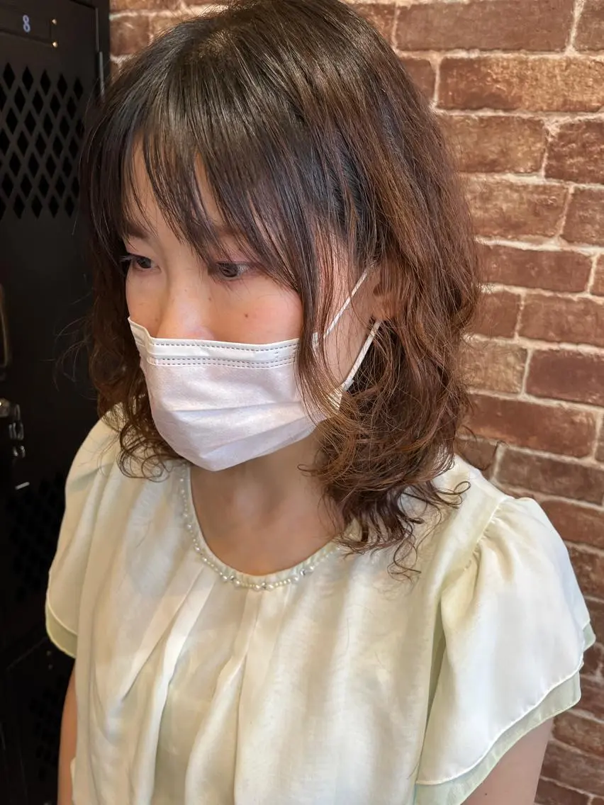 セミロング カラー パーマ ヘアアレンジ メンズ キッズ ネイル マツエク・マツパ アイブロウ メンズパーマ セミロングパーマ ブラウンカラー ケアカラー 透明感カラー 久木原 ゆりのヘアスタイル