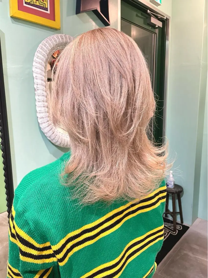 ミディアム カラー ベージュカラー ブリーチ ブロンド ハイトーンカラー ウルフカット カット ヘアカラー VIRETTA 【ヴィレッタ】のヘアスタイル