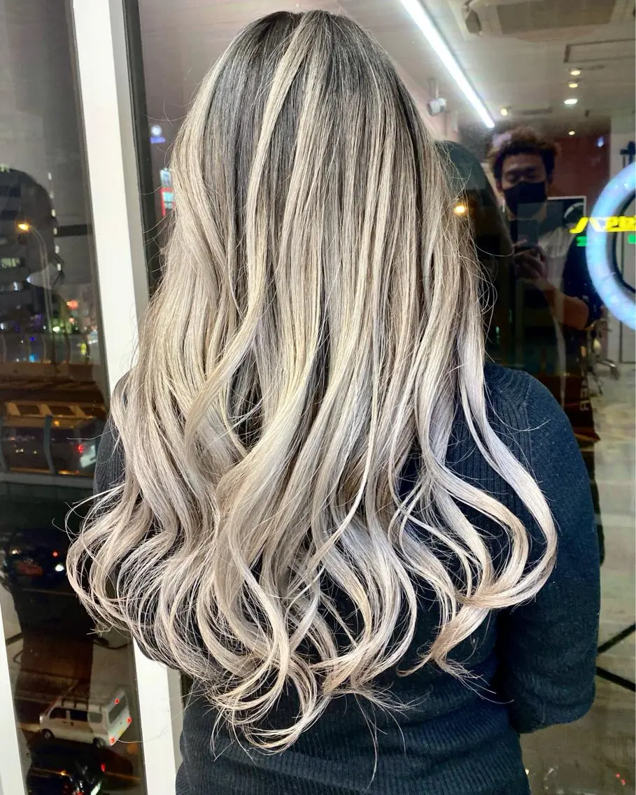 ロング カラー バレイヤージュ ブリーチ ケアブリーチ ハイトーンカラー レイヤーカット welring hair salonのヘアスタイル