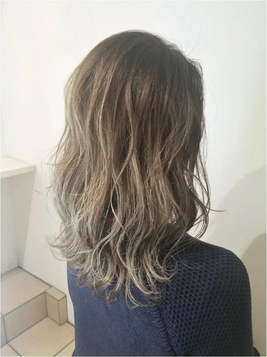 カラー セミロング ヘアアレンジ ベージュカラー フォギーベージュ ハイライトカラー ハイライト 【髪質改善美容師】t occa茨木篠原健太のヘアスタイル