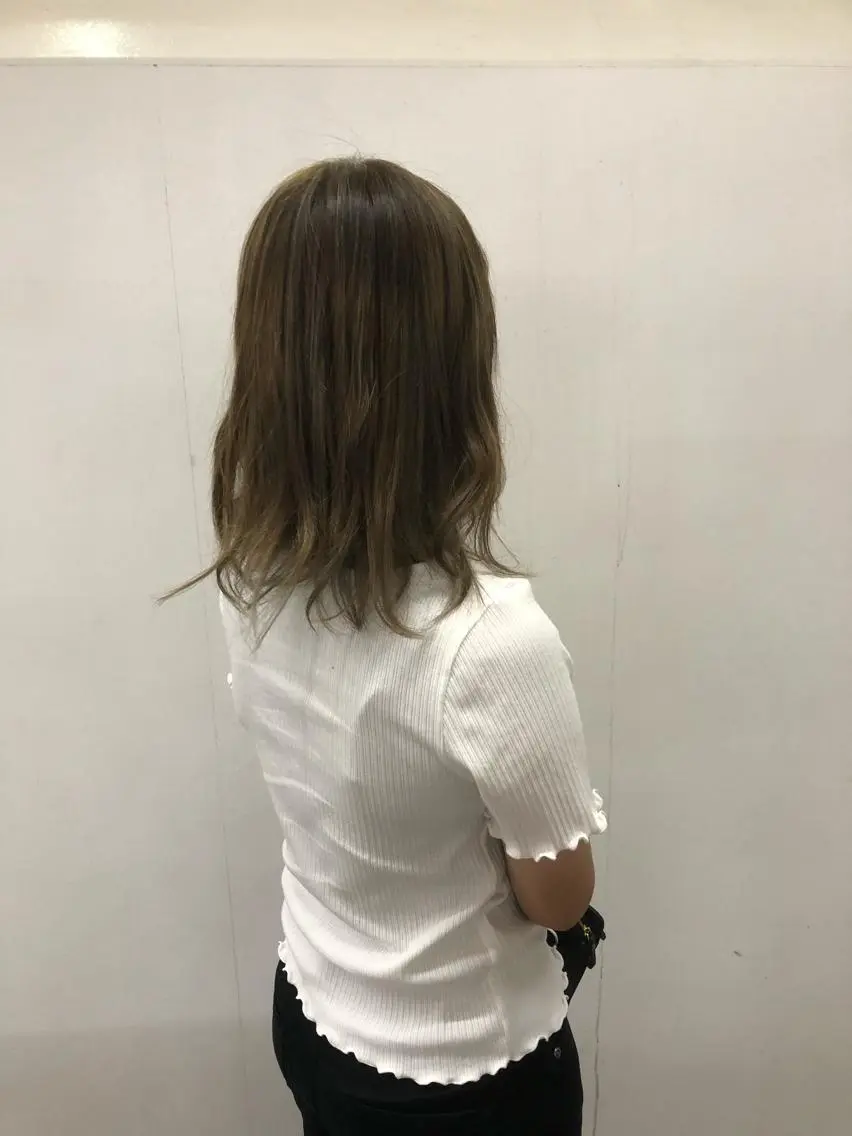 ショート カラー アッシュ バレイヤージュ ベージュカラー グラデーションカラー ハイライトカラー 東條 克義のヘアスタイル