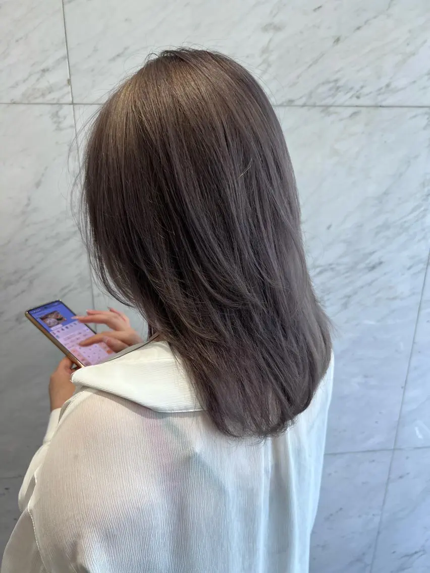 セミロング カラー アッシュ アッシュグレー ブリーチ カット ヘアカラー トリートメント ベイリコルド　アトリ 店長　宮城一真のヘアスタイル