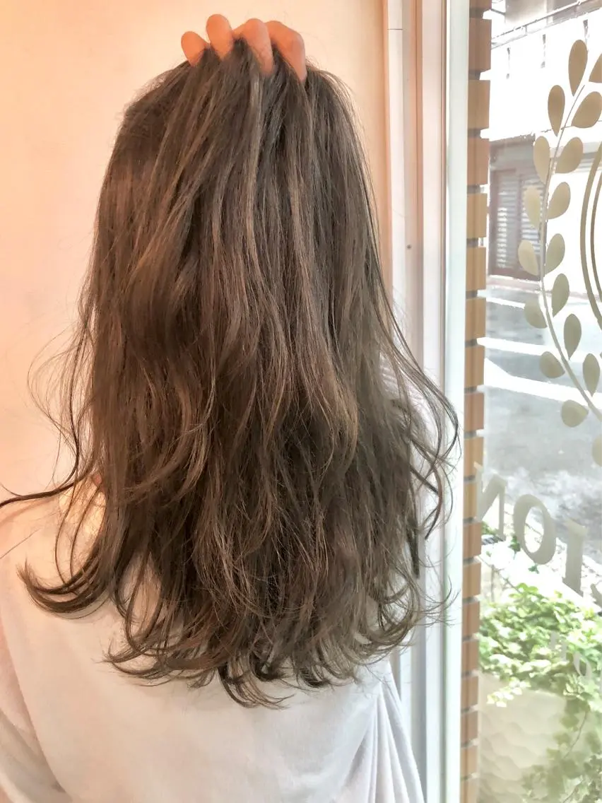 セミロング 外ハネヘア カット ヘアカラー トリートメント ＨＩ ROのヘアスタイル