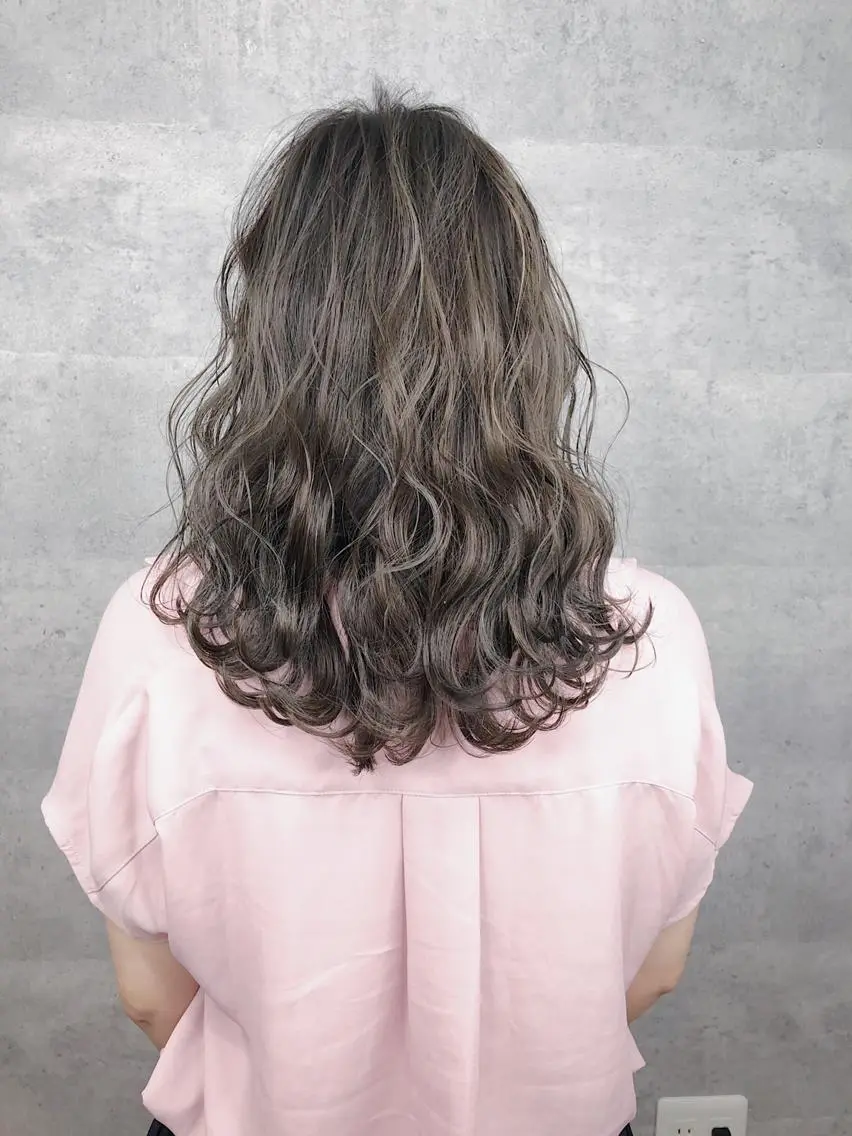 ミディアム カラー _WHITE 天王寺のヘアスタイル